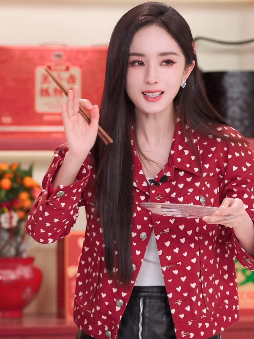 杨幂嗦泡面，工作人员：“姐少吃点儿”哈哈哈哈哈哈哈哈哈小幂吃两口怎么了！工作人员