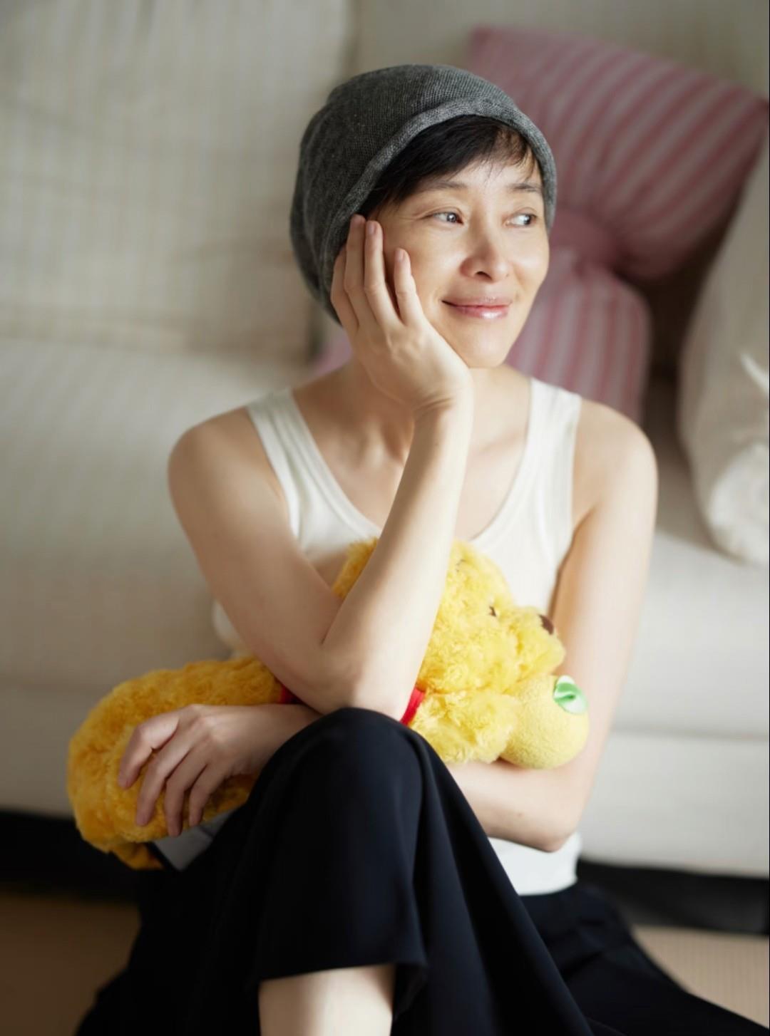 53岁原相机直出素颜，她让修图软件失业了。吴越与摄影师即兴创作，镜头直接对准每