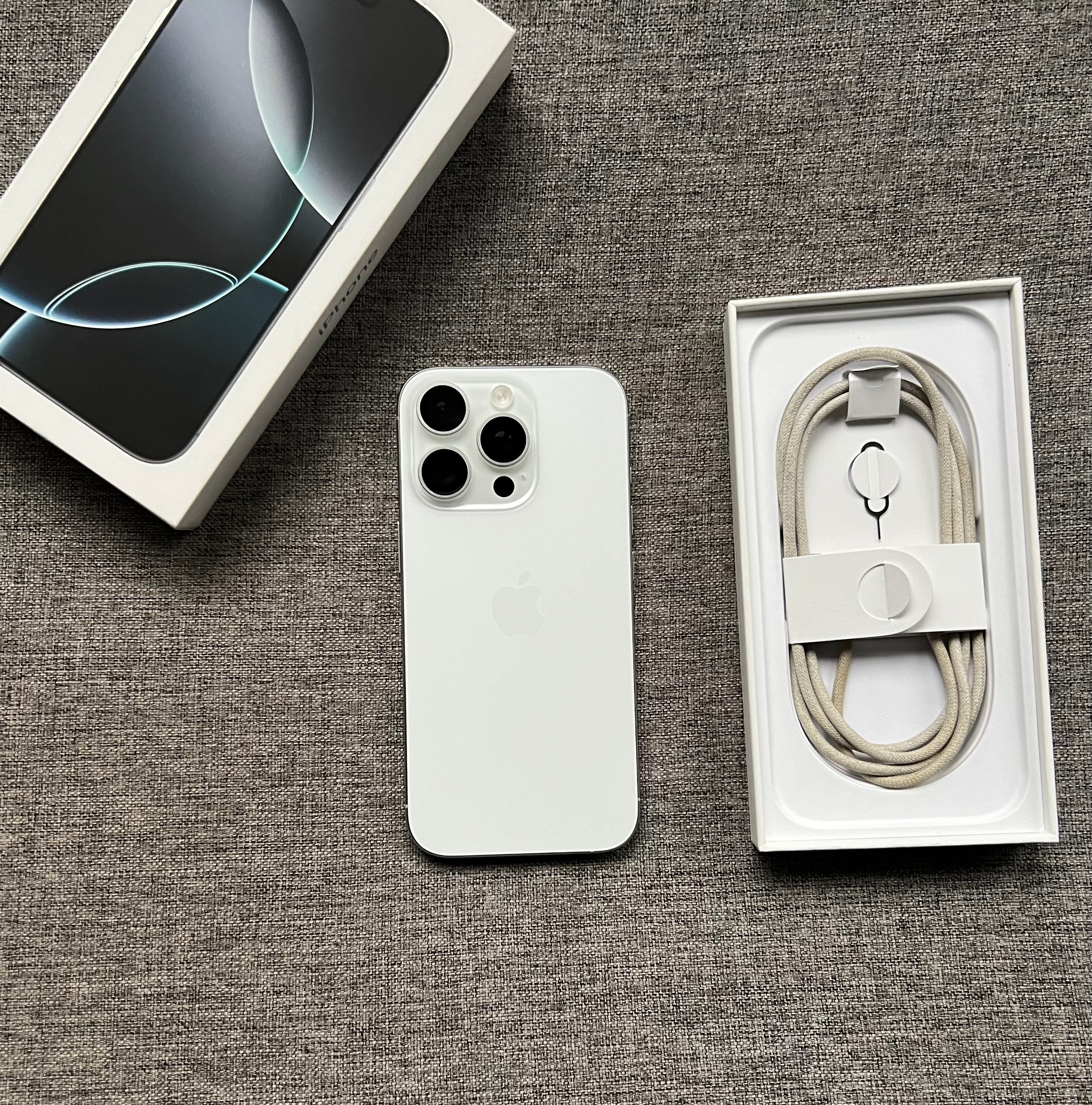 iPhone16Pro256G白色屏幕完美，中框划痕掉漆，电池效率92，盒