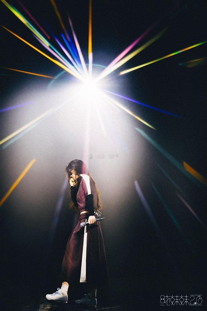 单依纯演唱路人口碑抢了三轮票才进去的人说：毫不夸张是耳朵的盛宴。不知道为什么好