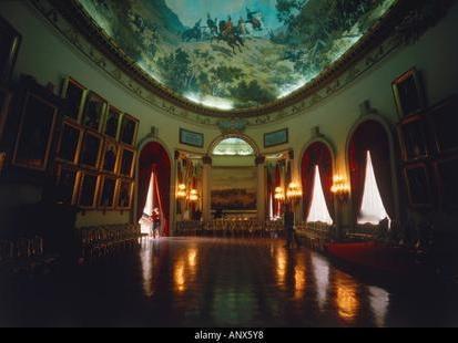 根据媒体报道，马杜罗被捕时位于加拉加斯市中心“米拉弗洛雷斯宫”旁边的军事复合体，