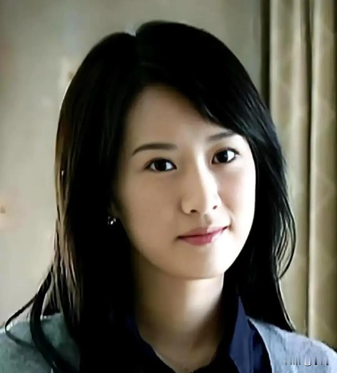 李念带着大女儿逛静安嘉里被拍到，小姑娘才12岁，身高已经跟妈妈肩并肩。照片里