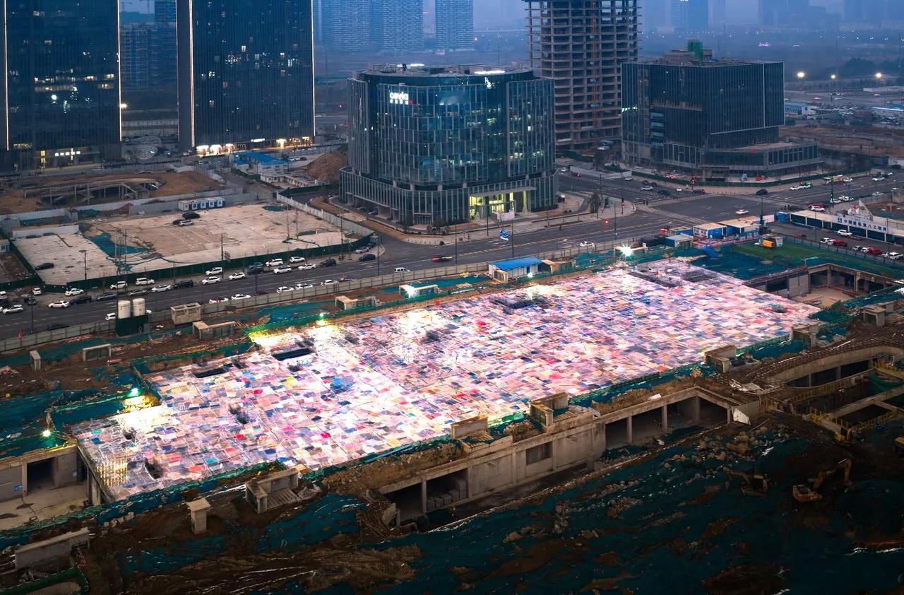 郑州胖东来又双出圈了！这次出圈大家绝对想象不到，因为郑州东站东广场胖东来工地上