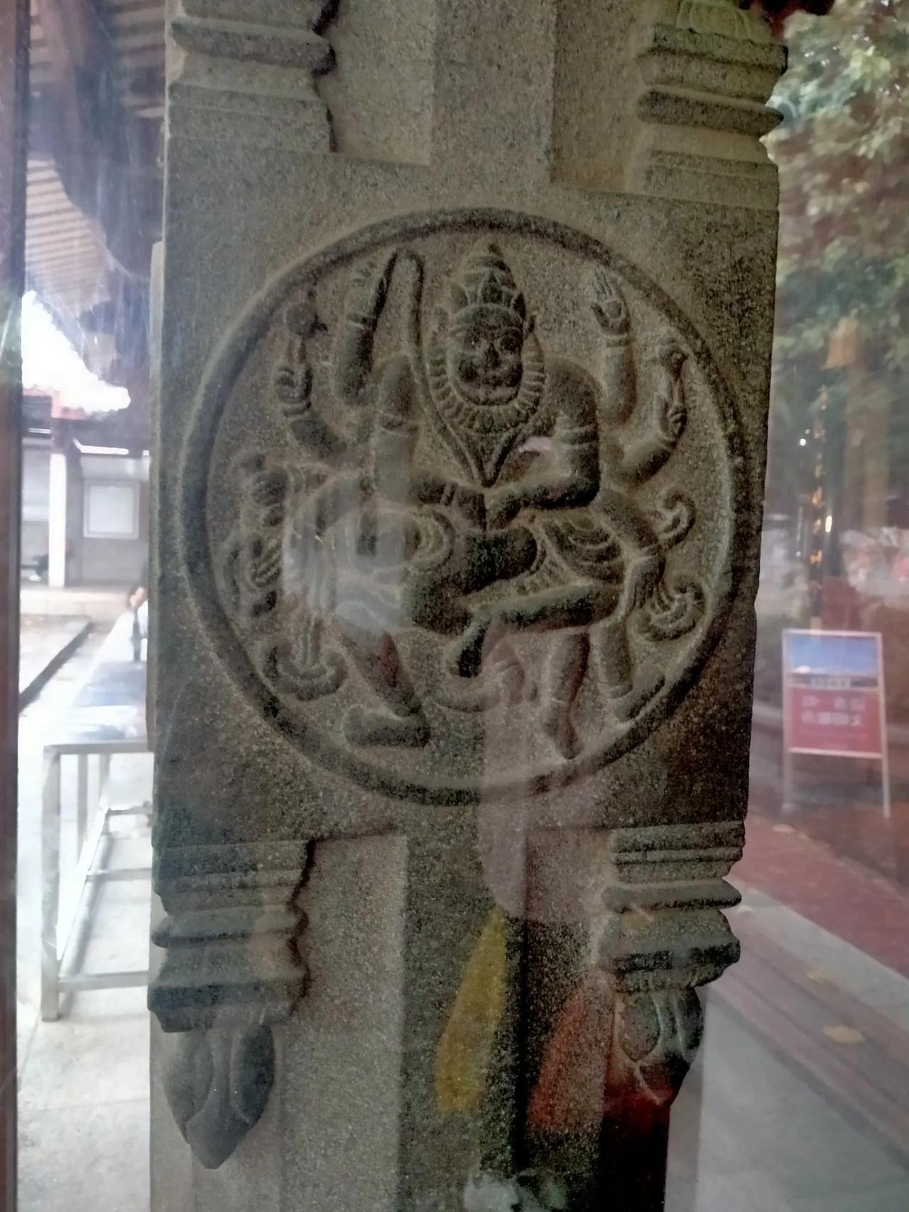 泉州开元寺是个很有魅力的地方。它始建于唐垂拱二年，至今1300多年，见证了无数的
