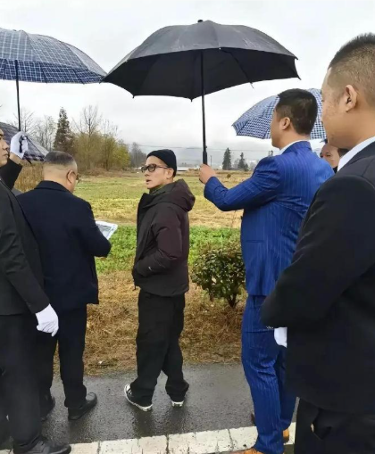 整天都拿郭富城人家身高说事，大部分人站在那几个1米85到1米9保镖面前基本都是这