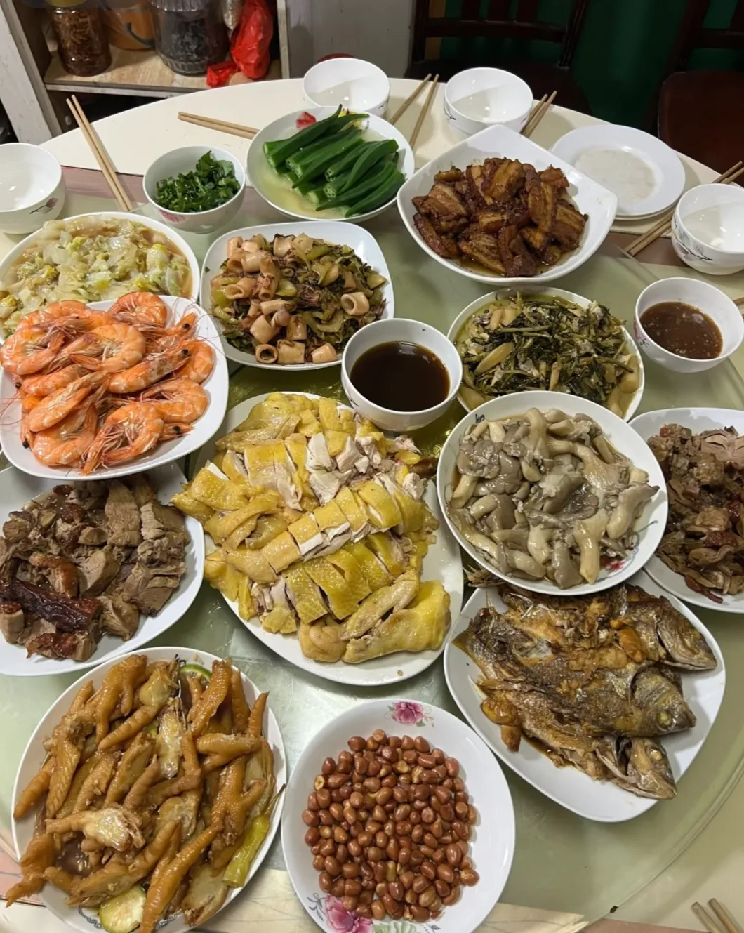广西人的热情好客你懂的广西人请客来家吃饭，主打一个没什么菜，随便吃点……这一