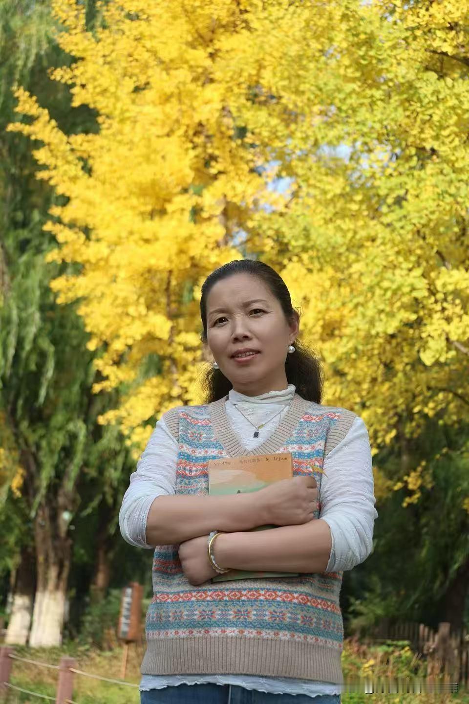 秋意渐浓，漫步在金黄的树林中，感受大自然的宁静与美好。岁月开始变得金黄，染黄了背