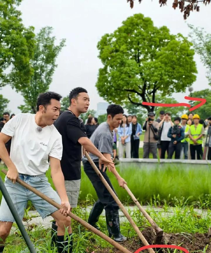 到底谁在认真干活？这一刻，牛马的我和摸鱼的同事一下子就具象化了。[笑着哭]
