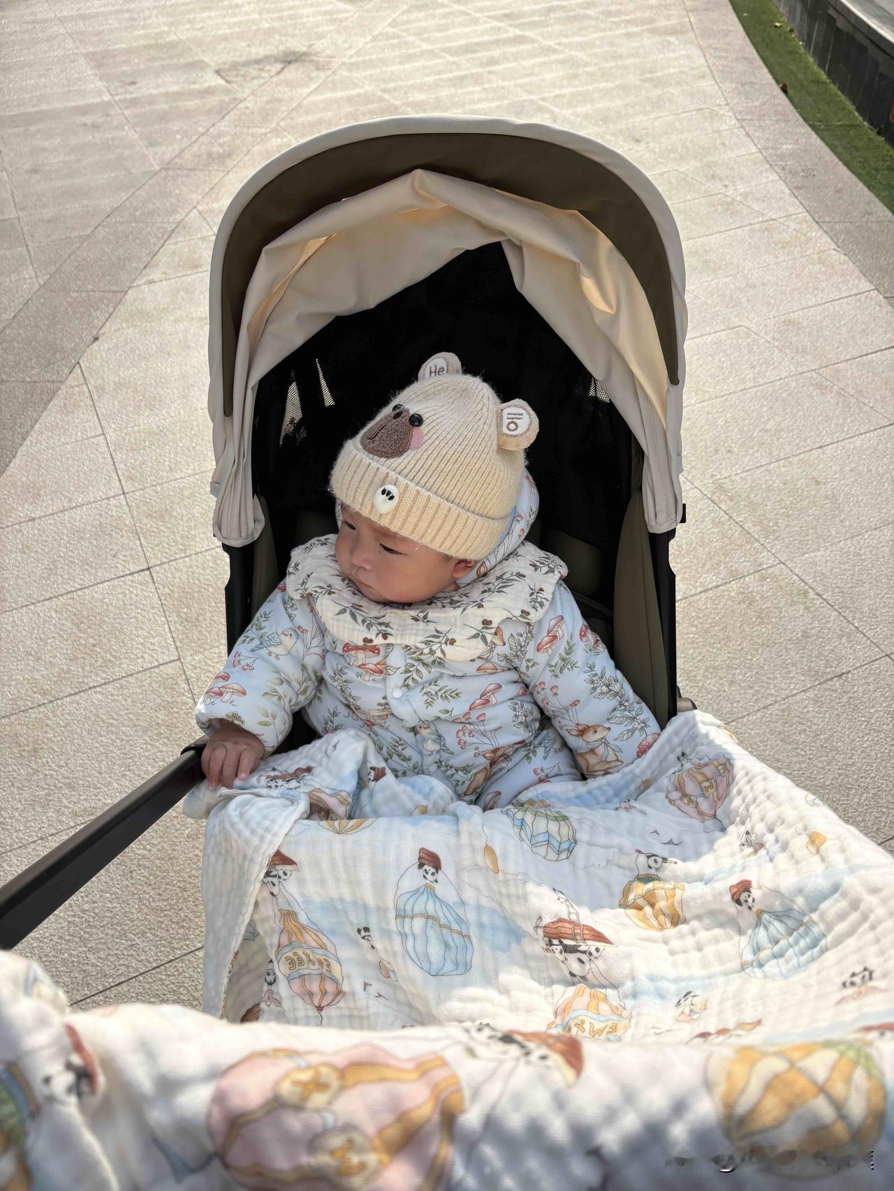 趁着大太阳，去社区医院给我儿子做每月一次的儿保昨天就五个月了，但昨天是周末我