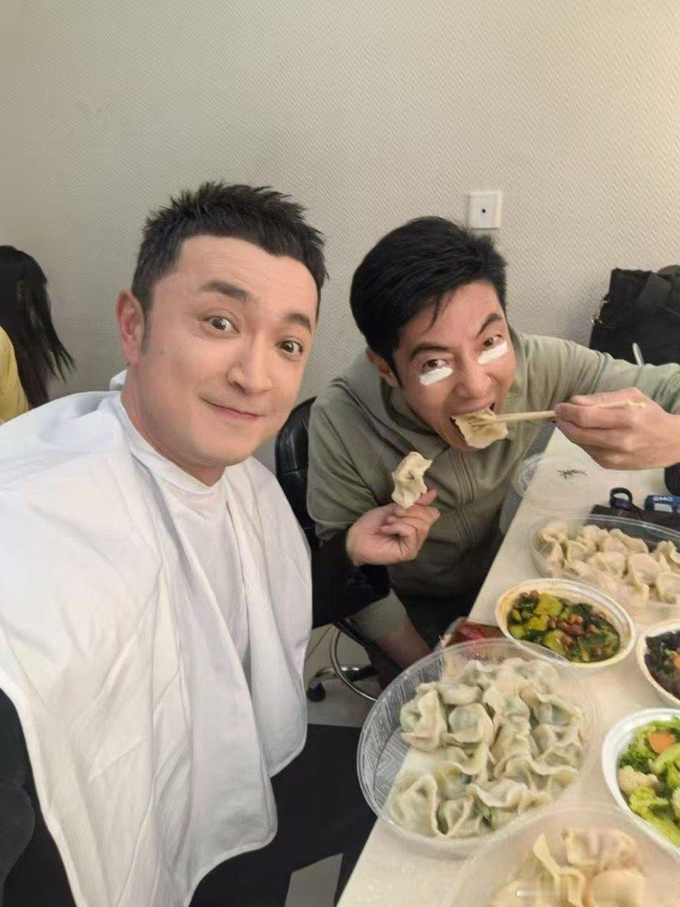 被撒贝宁尼格买提笑晕了撒贝宁尼格买提真的是活宝！一年到头从综艺互怼到春晚说相声，