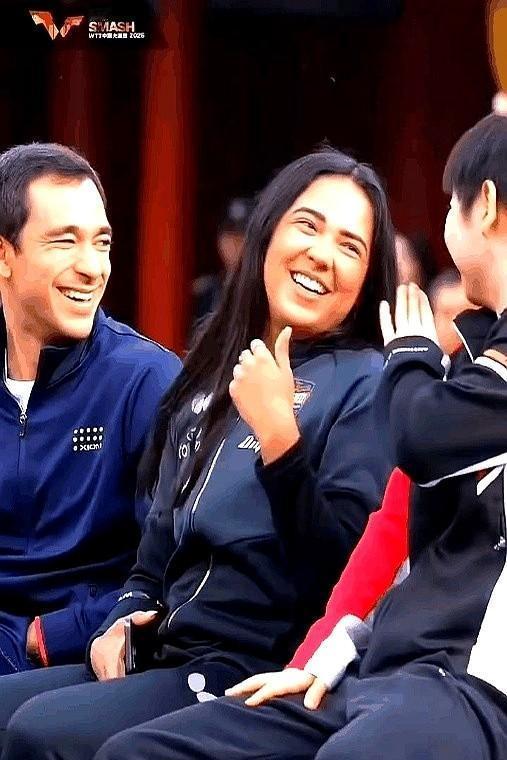 那句“我请你吃麻辣烫”，迪亚兹念成“我请里吃麻麻辣”，孙颖莎笑得蹲地上，鞋带都顾