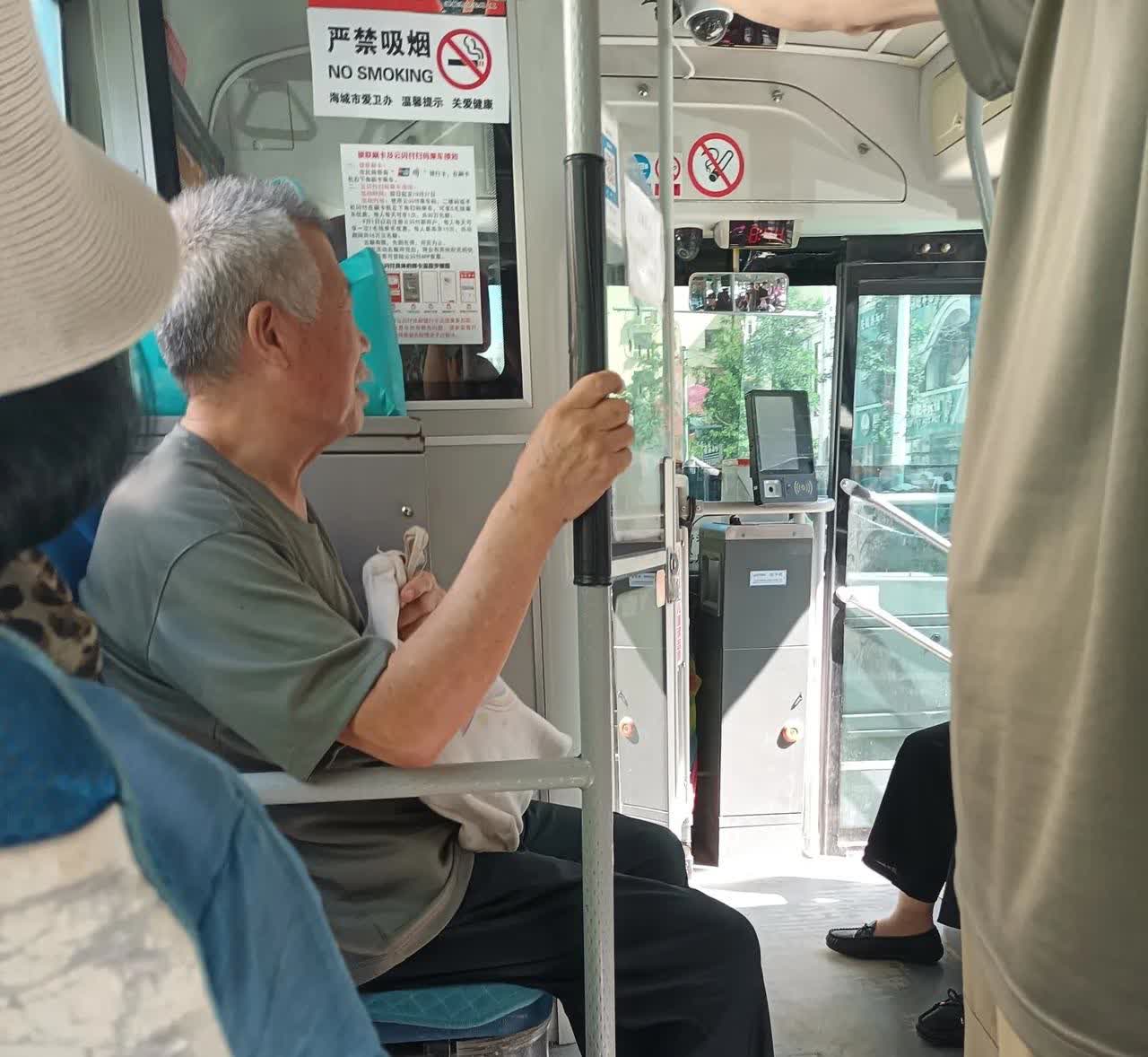 今天坐公交车上来一个老人拿了5块钱给司机，司机说没零钱找，我兜里有1元刚想给他，