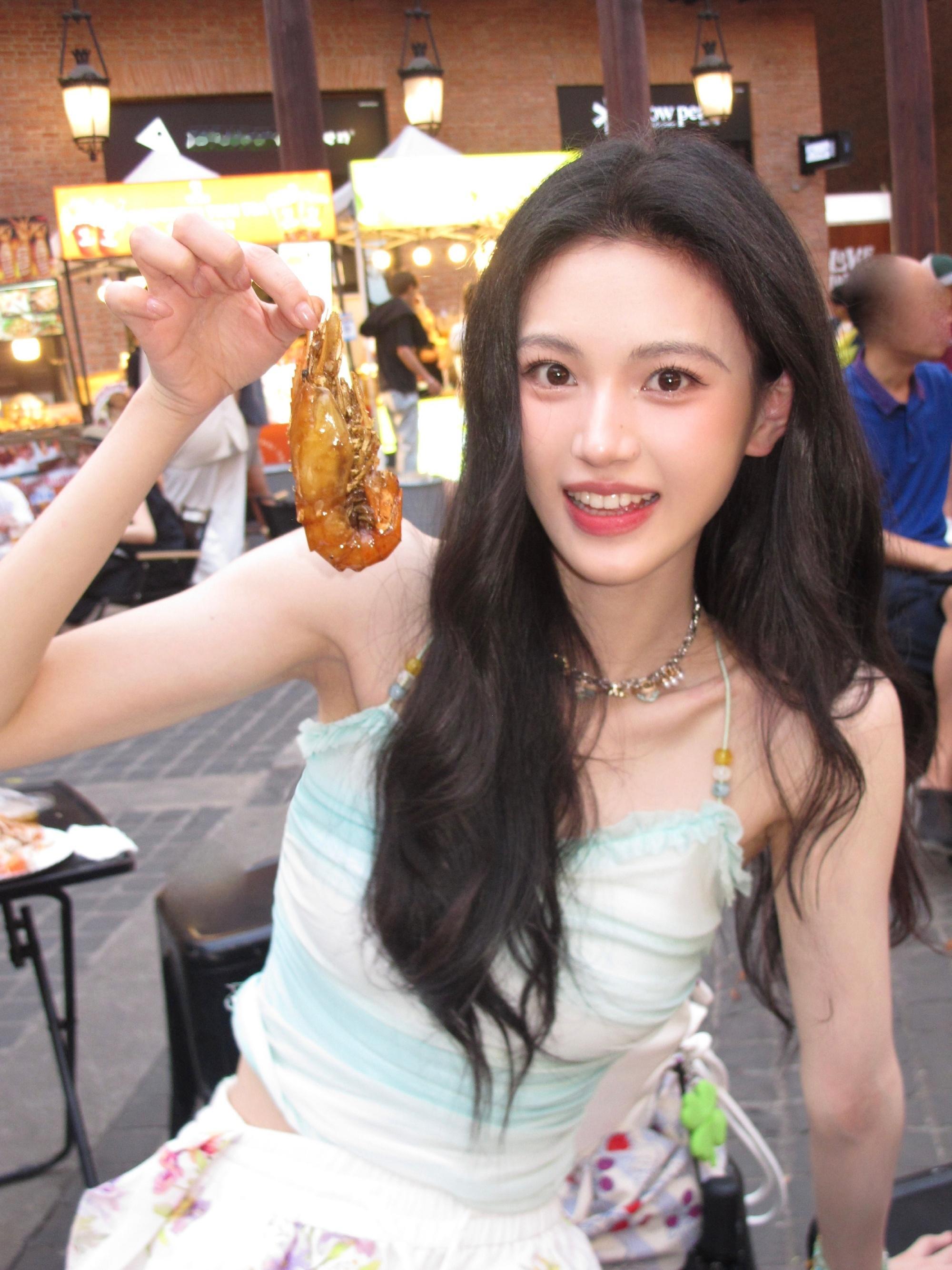 1、沈羽洁现在很受平台的重视，女主剧一部接一部，现在深度接触《许你星河千里》2、