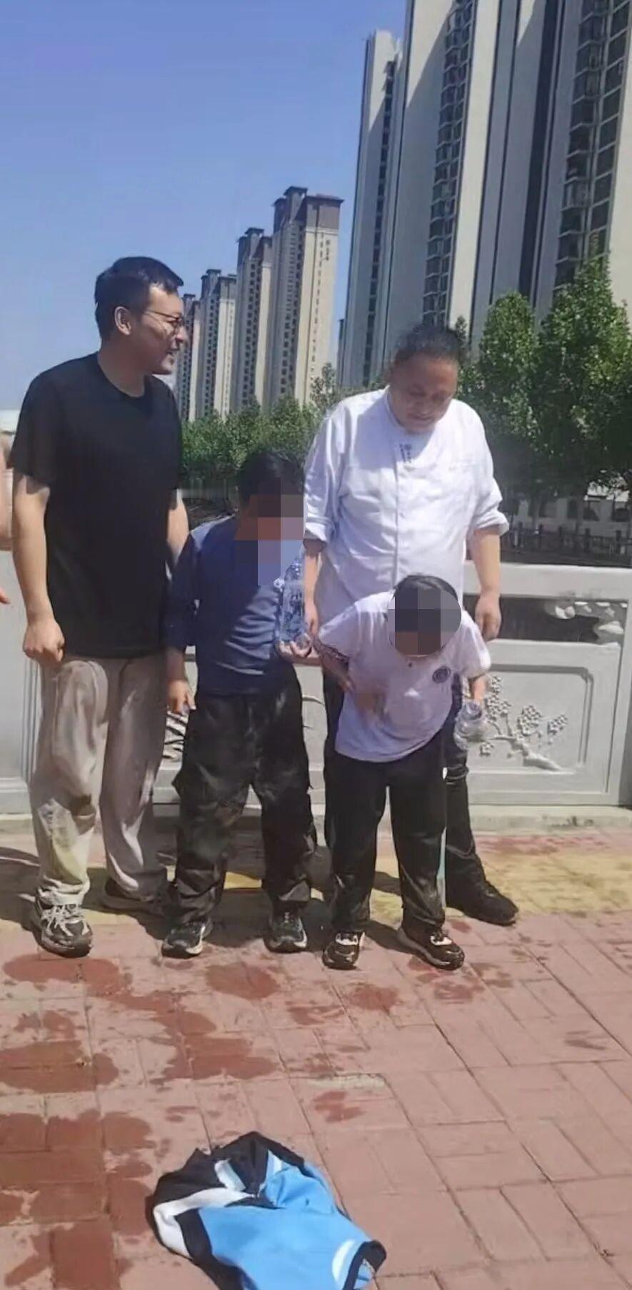 揪心一幕！河南商丘，两孩子不慎掉进两米多深水中，挣扎呼救命悬一线！饭店老板和路人