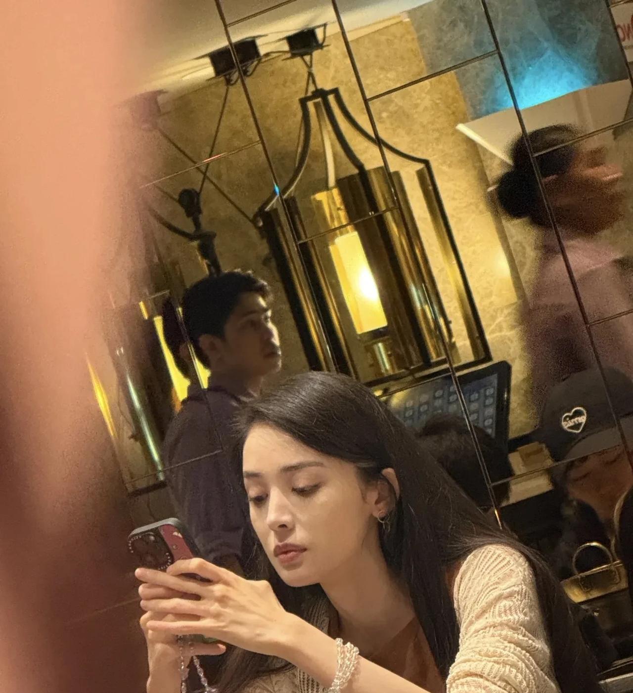 古力娜扎近日在泰国被网友偶遇，貌似她经常去泰国玩吧，但是她这种两张照片，看起来都
