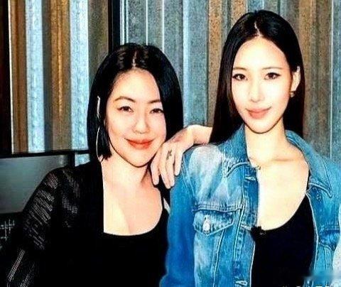活生生被女儿扒光了底裤，平日怼天怼地的小S，这次彻底语无伦次。大女儿Elly在