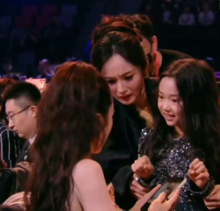 杨幂让我终于找到了董璇的一个弱点，她这个女生太可怕了，年轻的时候就是童年白月光，