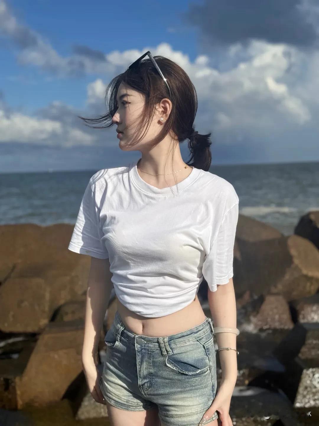 海边的风，吹散所有烦恼阳光洒在沙滩上，每一步都踩出自由脚印浪花轻拍