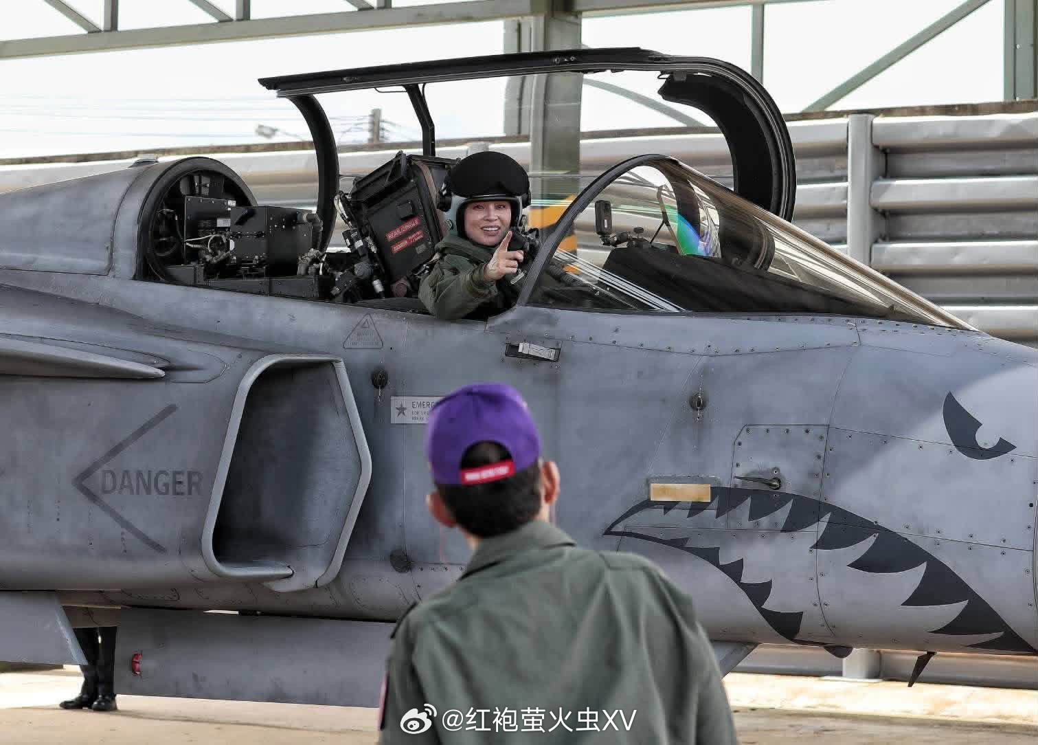 东南亚泰国王后苏提达今天飞JAS-39战机。她还拥有PC-9、B737-