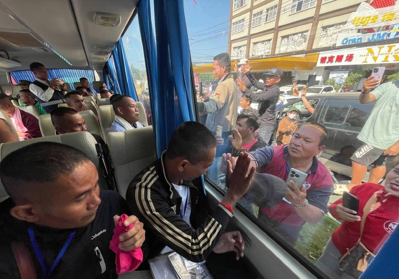 18名柬埔寨士兵终于回国了，从现场传回的照片看，这些士兵兴高采烈的，感觉有些柬埔