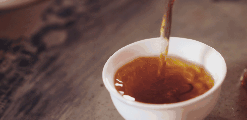 《申茶酉酒养生之道》枫林红叶申时佳茗沁诗肠，毒素随流体自康。酉刻
