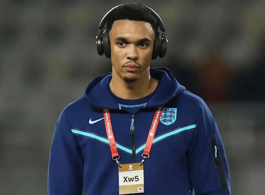 早前，英格兰队公布了最新一期35人集训名单，皇马后卫阿诺德未能入选。日前，鲁尼在