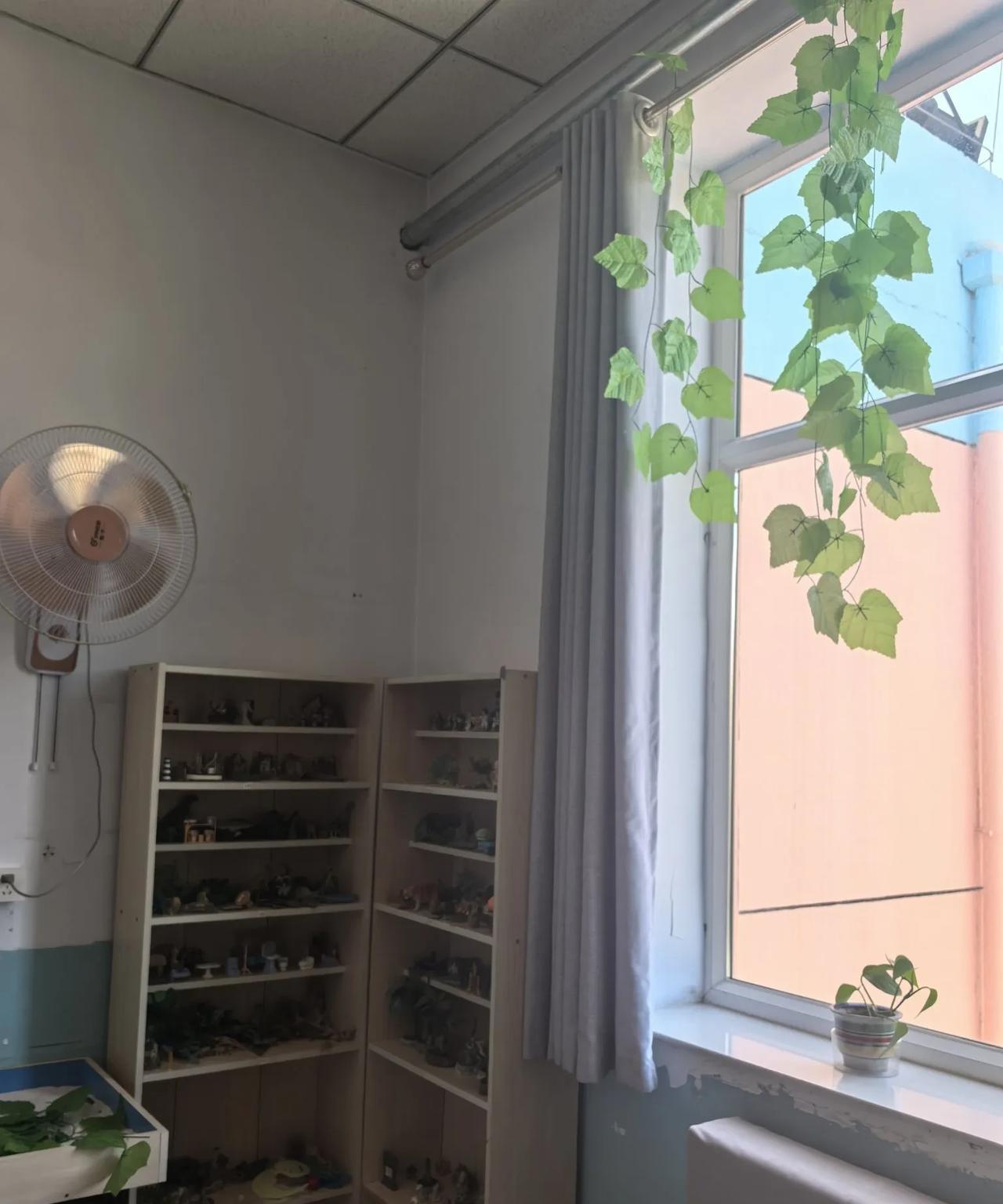 我有一个非常要好的同事，平时我们来往的很密切，后来她退休以后就再也不联系我了。