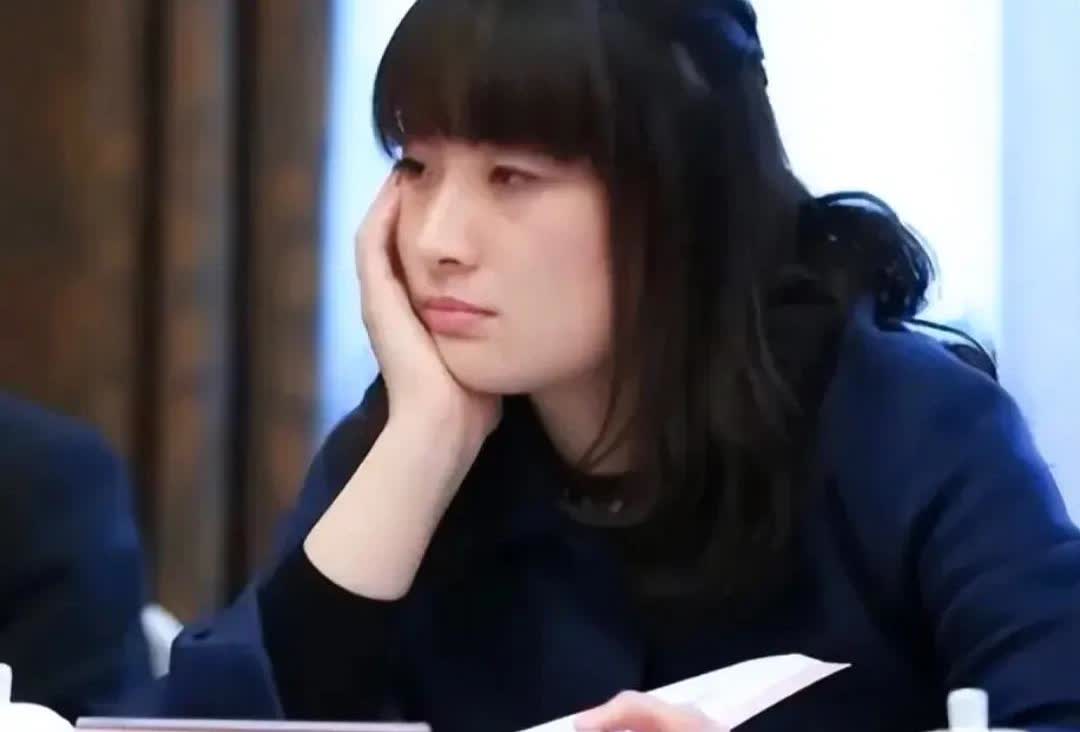 选对衣服真能脱胎换骨！就说宗馥莉，早期因为胸部大，衣品又差，整个人显得臃肿壮