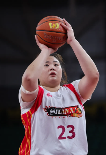 刘禹彤在大运会上砍下17+7，他向宫鲁鸣证明了她可以打亚洲杯，而且她是最适合打日