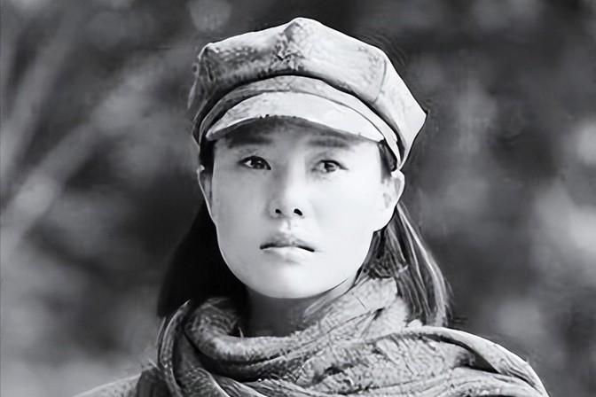 1937年，15岁漂亮女红军被敌人抓住，捆在行刑台，她挺胸抬头，闭上双眼。谁料，