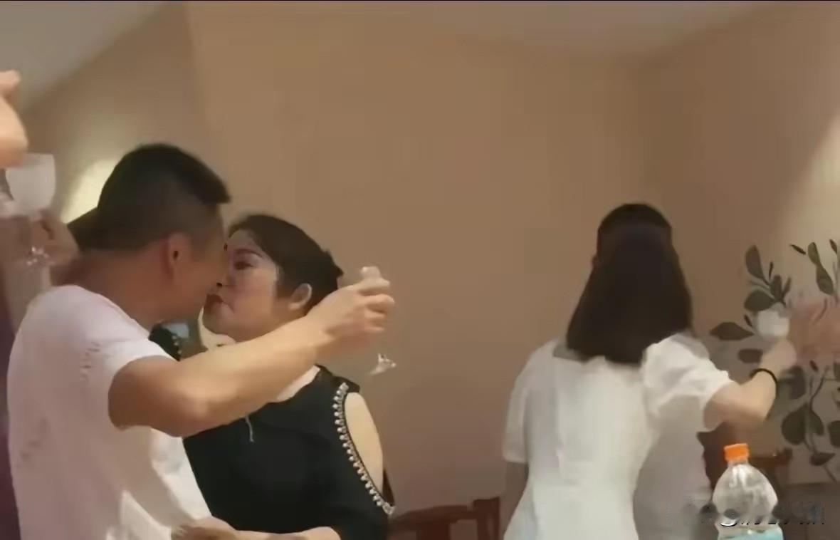 长沙同学会，男女拥吻15秒，没什么大惊小怪的。勇敢一次又何妨。喝点酒，然后在一群