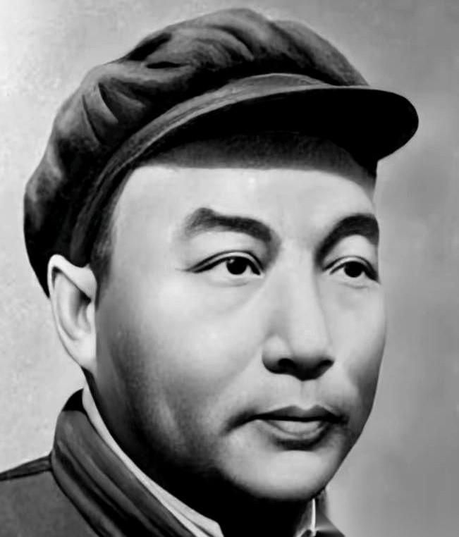 他推门进去，报上名号，说要投诚。对面那个年轻的文书，笔“啪嗒”一下掉在桌上，跟