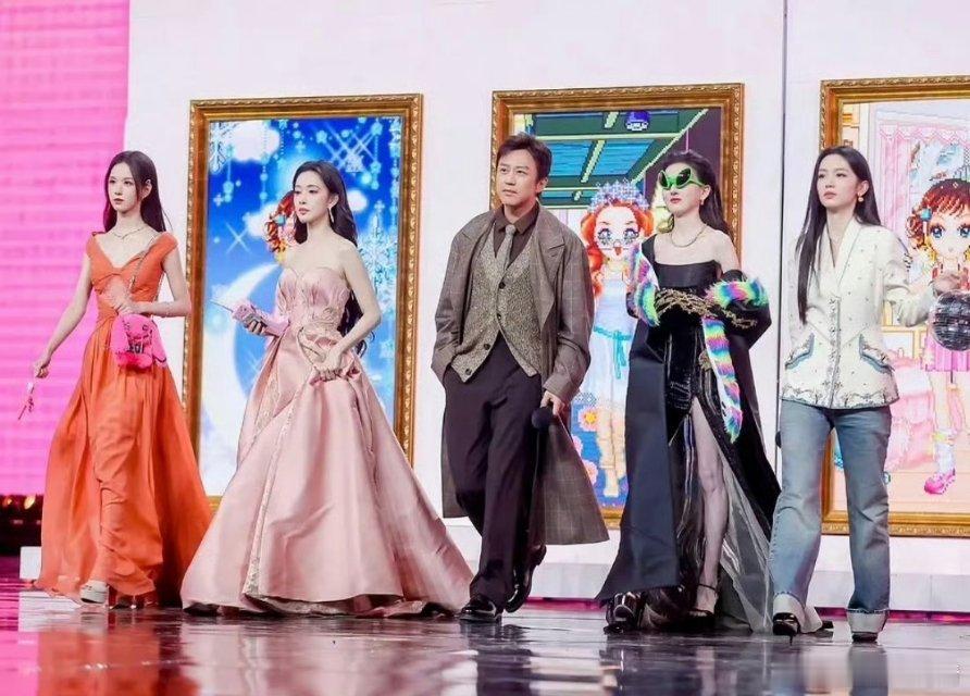 周也牛仔裤大大方方不太明白，陈都灵，孟子义，宋祖儿都穿着礼服，她穿着工勤装就上