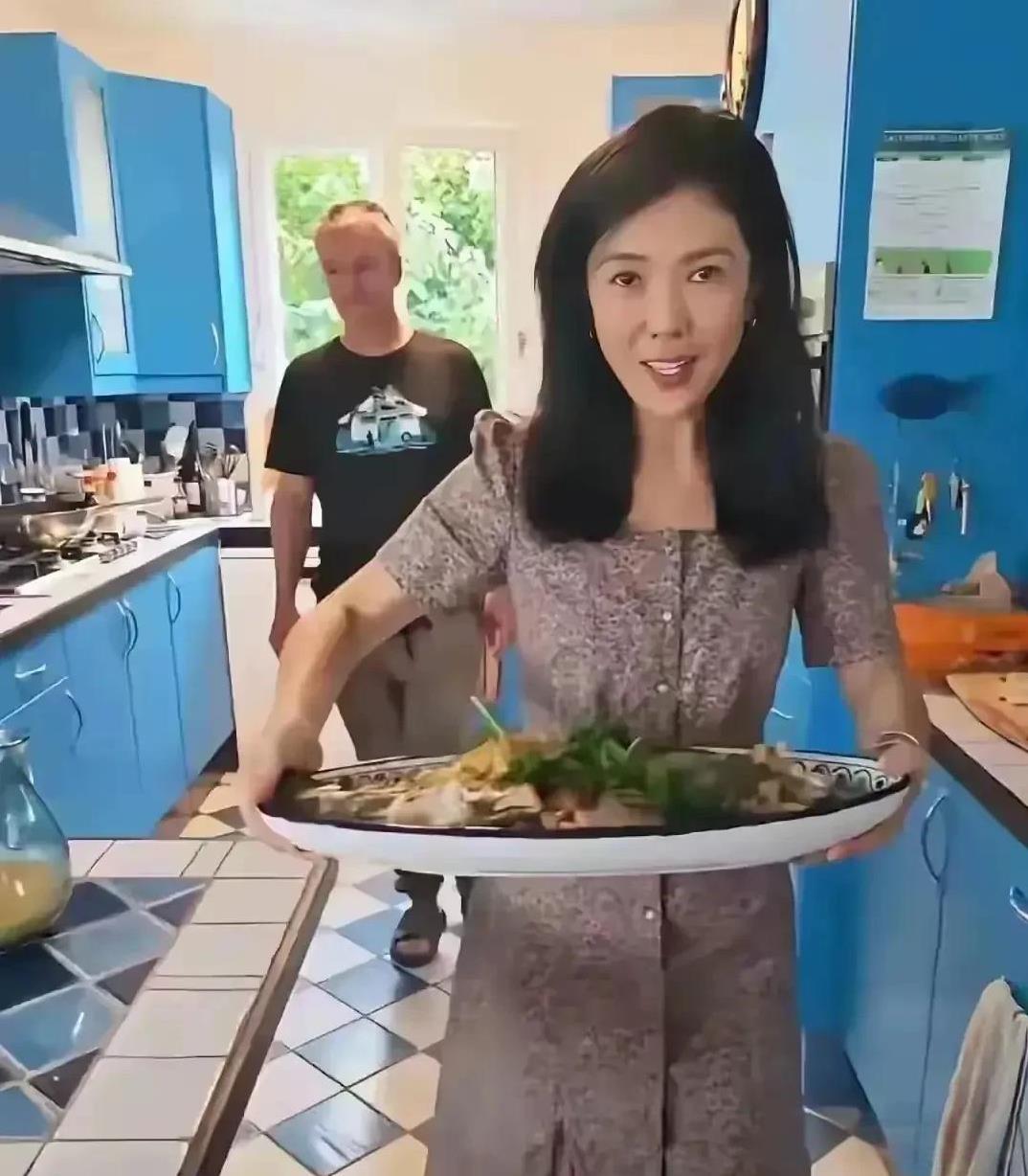 昔时芒在外，今夕忙于厨。女拳归何处？烟火见征途。谁曾想，昔日的时尚急先锋、国