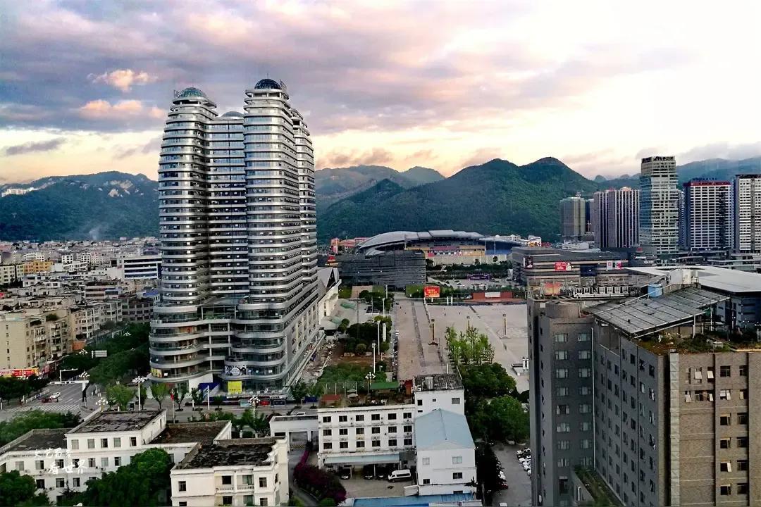 从广东来到贵州兴义旅游，原本以为只是一个小城市，没有想到这么繁荣。从兴义东出了高