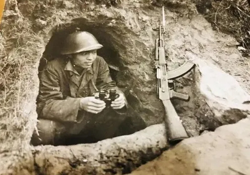 1983年，几名战士脱下裤子，双腿像圆规一样叉开，尴尬地朝着女军医笑，女军医说: