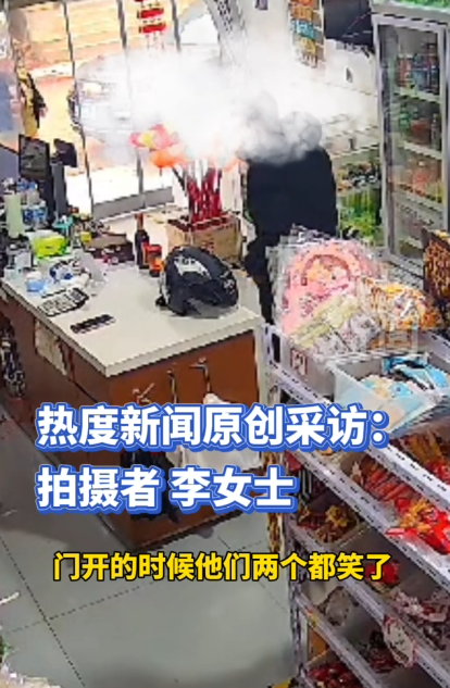 好一个擦身经过！云南红河，一老板因为着急出门吃席，没发现店里有顾客进来，直接关铁