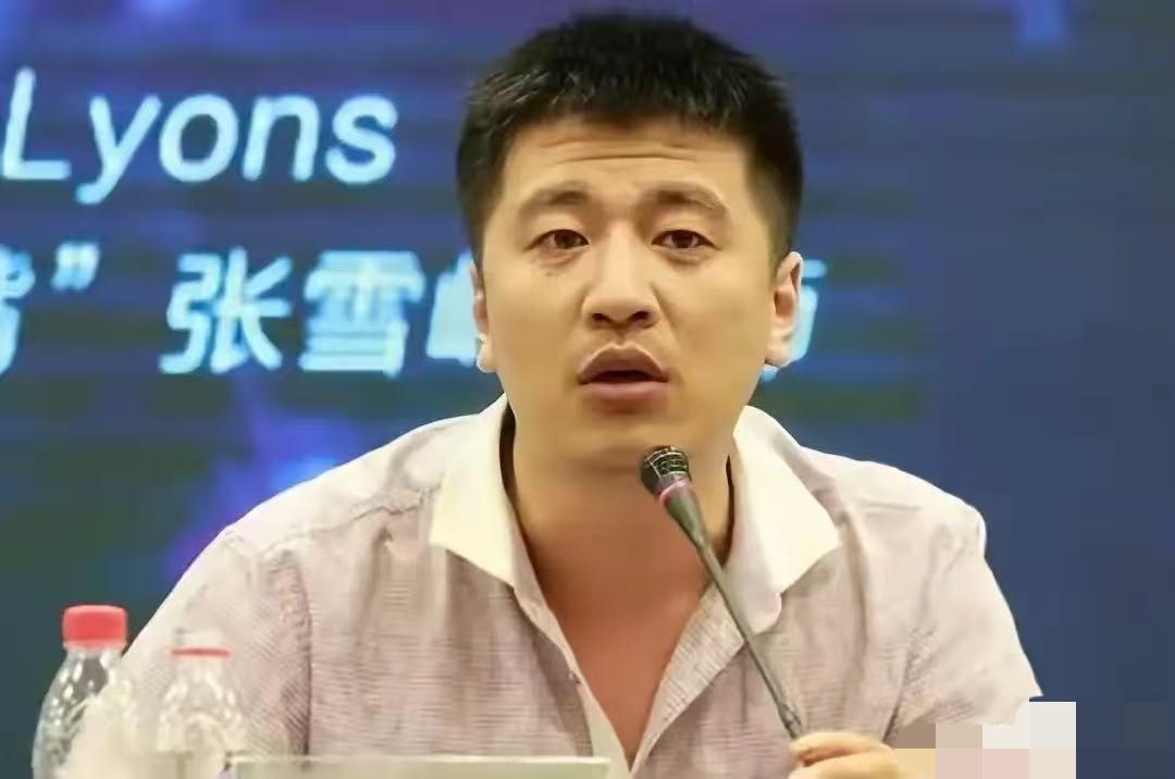 2025年9月3日阅兵那天，他当着几百号员工的面，拍着桌子喊出那句“枪声打响，老