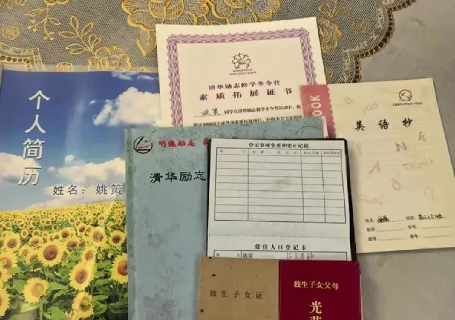 有眼尖的网友从许女士被晒出的一堆照片中，终于发现了一个惊天的大秘密。那就