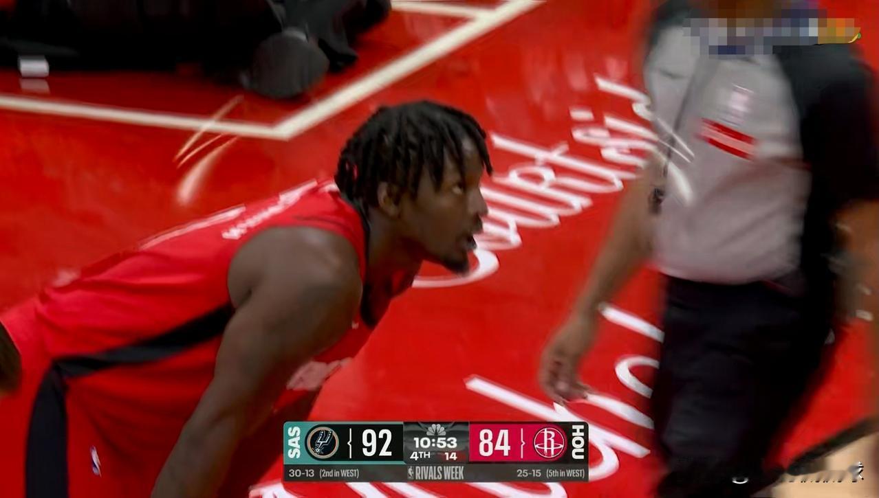 谁偷走了火箭大将芬尼-史密斯的投篮包？在今天火箭主场以111：106战胜马刺的比