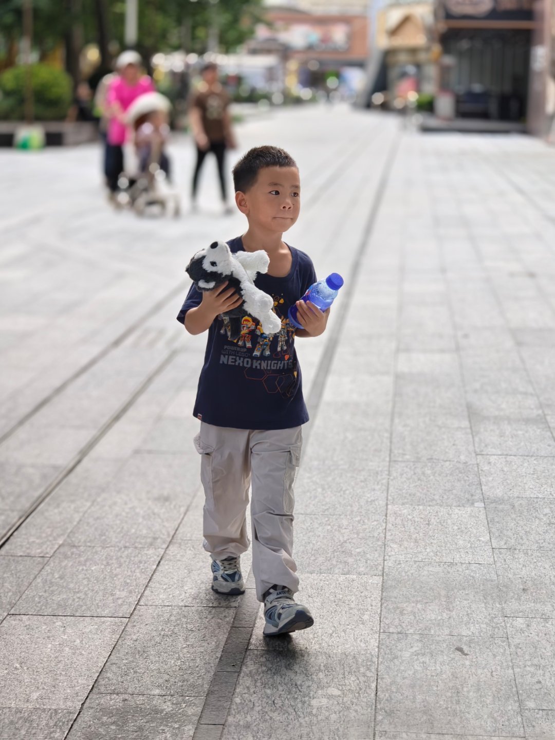 自从买了个宜家的大狗子，就爱不释手。在家形影不离的，睡觉抱着，沙发陪着，吃饭都要