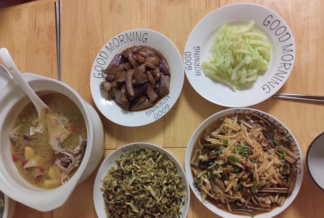 记录我们的退休生活…三个上海中老年人的午餐…菱茭白炒鳝丝，糖醋茄子，咸菜笋丝