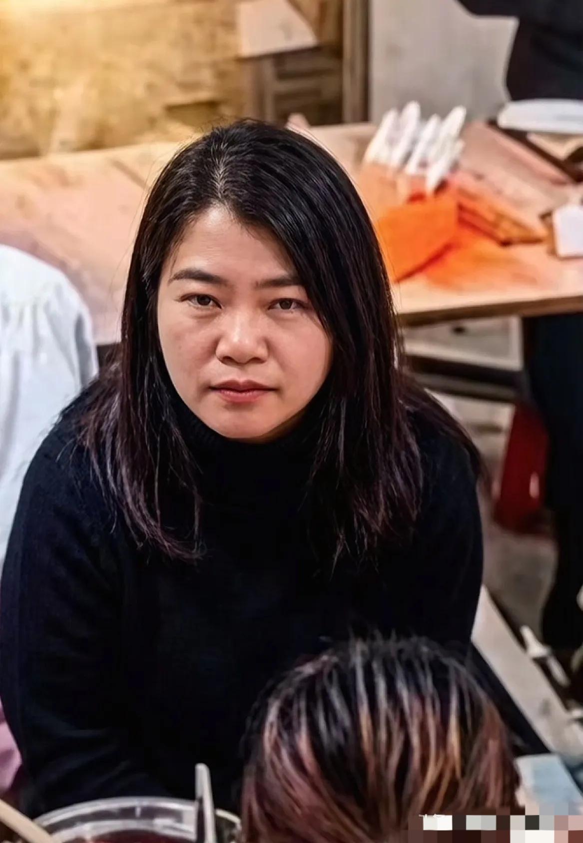 泼螺蛳粉汤的这位大姐，可能要面临3个窘境：1、赔偿一件新羽绒服：那件羽绒服被泼