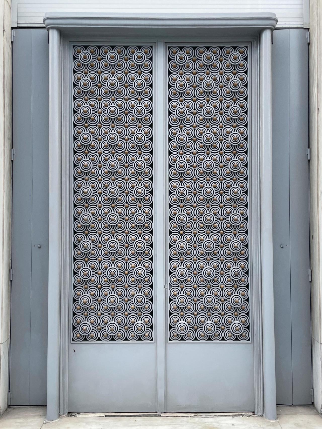 这是雅典一些独特的门，展示了当地建筑风格的多样性。第一扇门的设计尤其引人注目，让