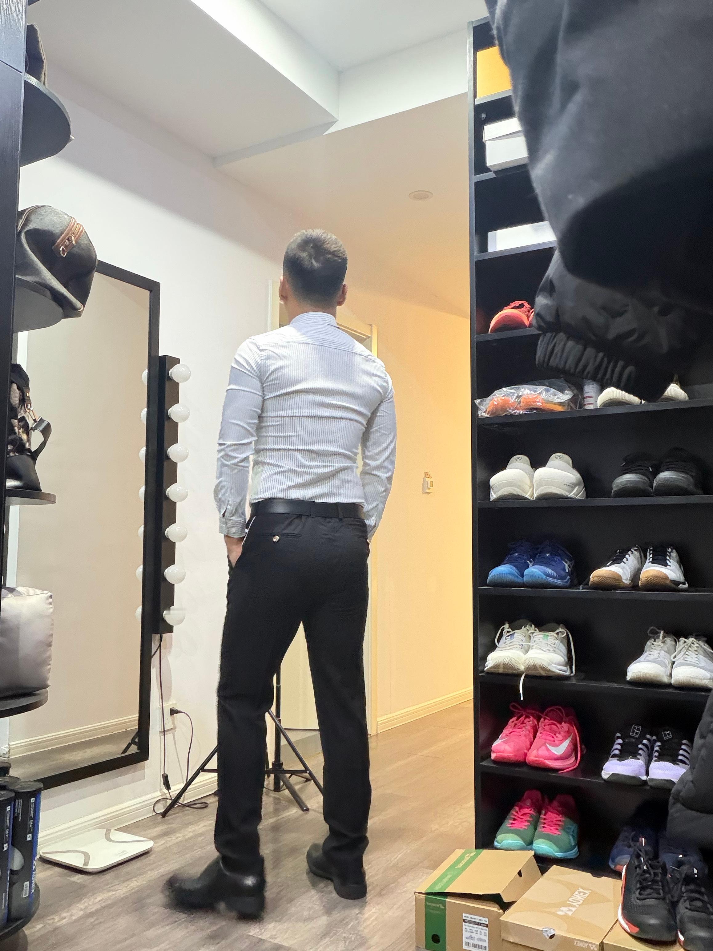 后天参加年会要穿正装，你毛准备临时减肥几天。肚子上的肉要飞出来了。这很澳网