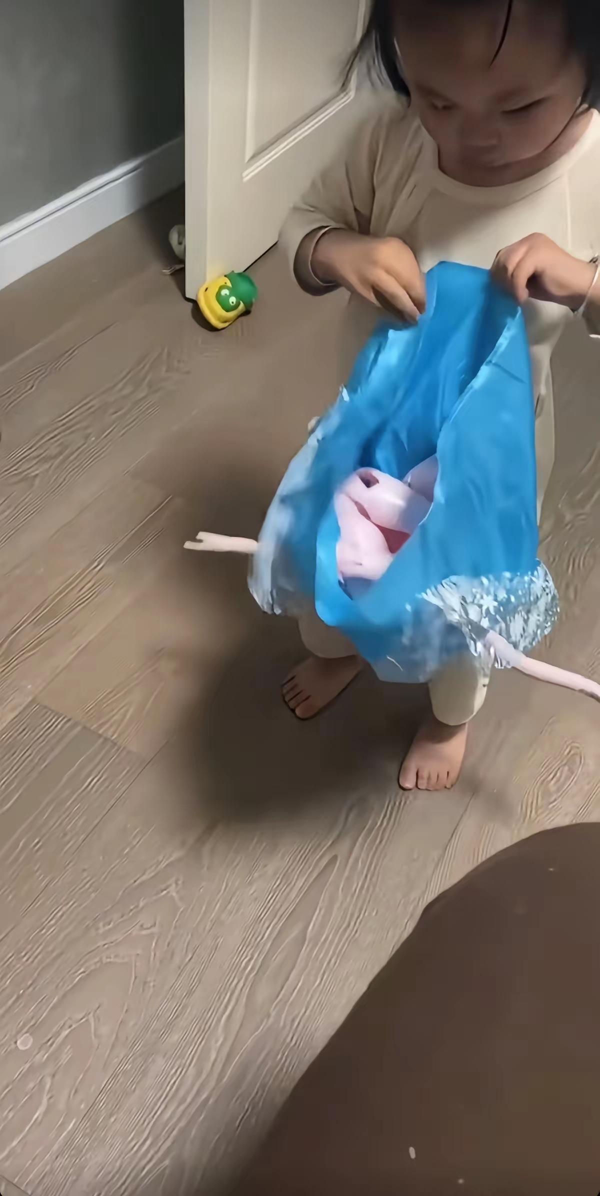 爸爸心情不好发脾气，摔碎了女儿最心爱的人娃娃，女儿没有哭闹，只是小心翼翼用娃娃的