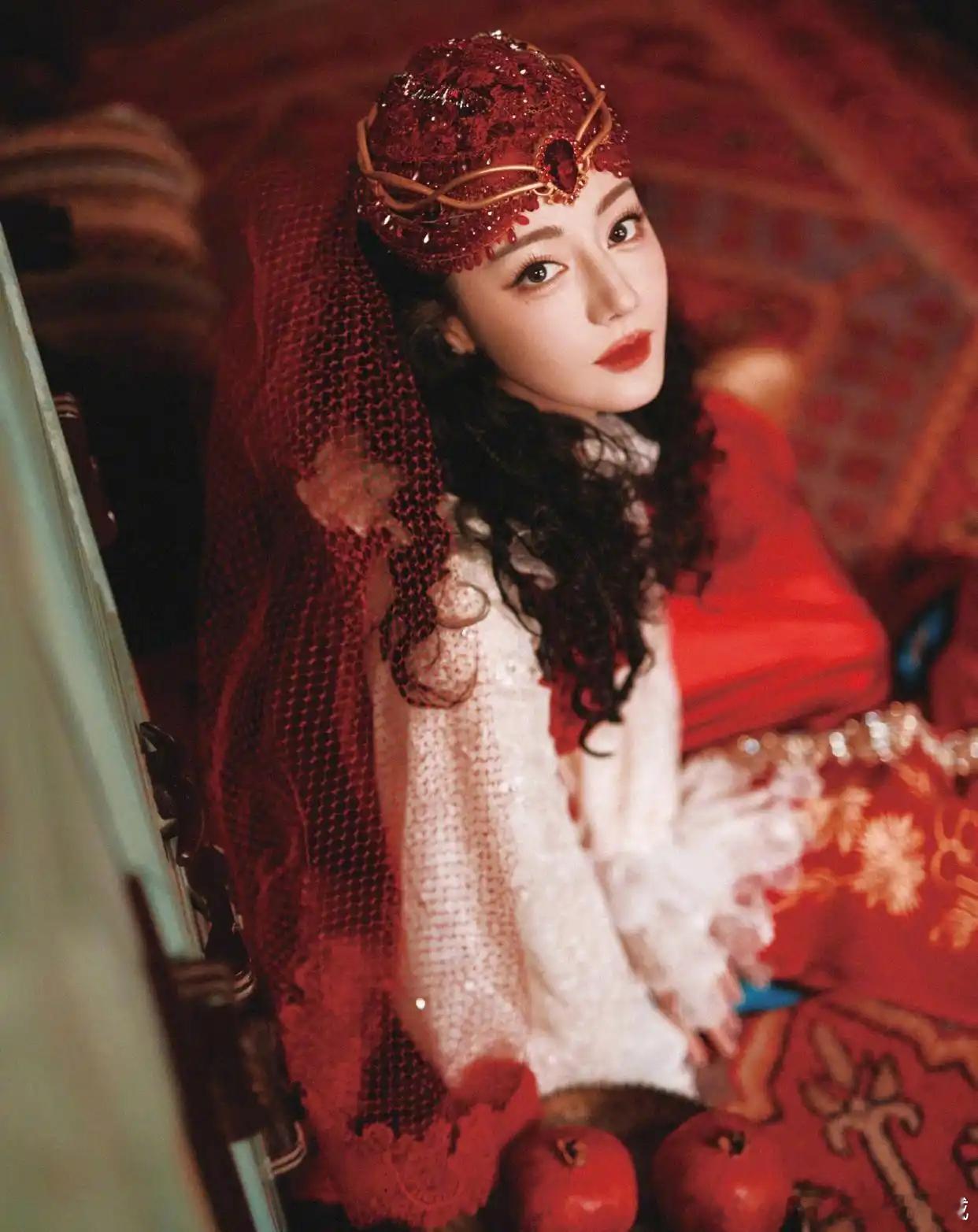 热巴这组红红火火写真太惊艳，热烈又高级，美到心坎里！​​​