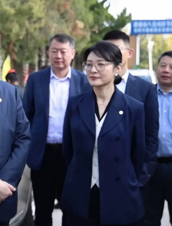 这领导是谁啊？怎么看着有点眼熟。