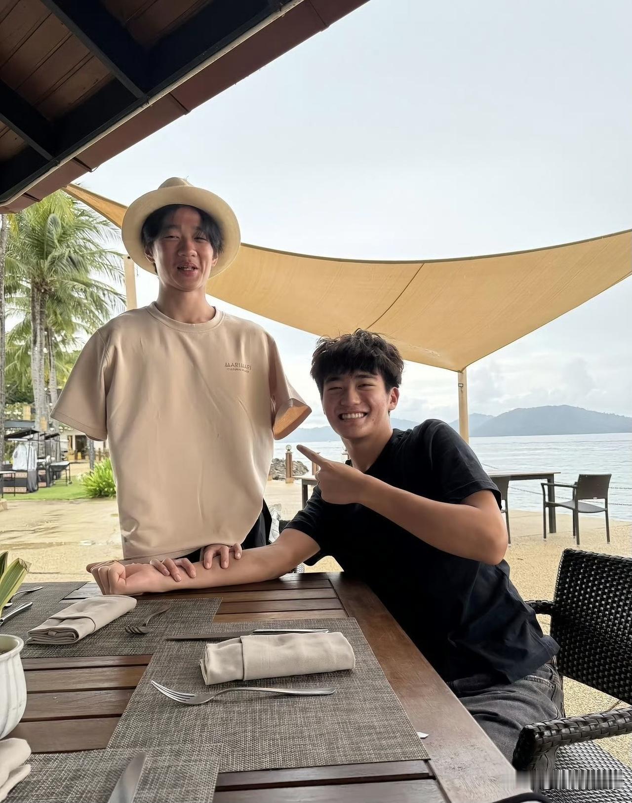 杨洋和Joe同框，杨洋的手亮了，年轻人拍照的方式真的很有趣。
