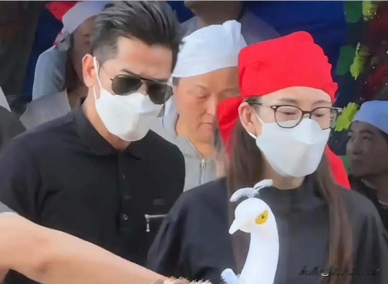 郭富城陪方媛奔丧这波做的是真体面当初熊黛林父亲去世时似乎郭富城也是作为准女